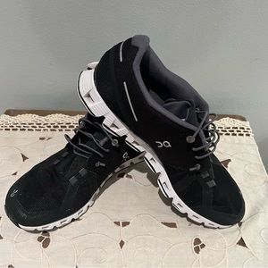 OnCloud women's shoes size 9